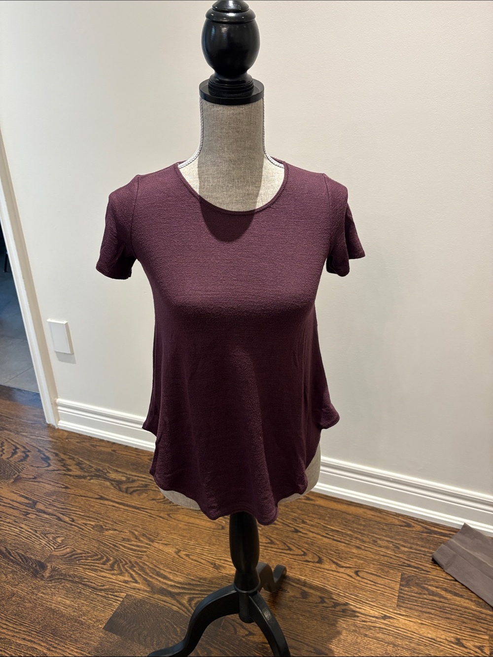 Wilfred free Women’s Short Sleeve Scoop Neck Top in Plum